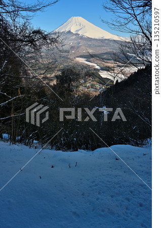Mount Kurodake in the Ashitaka Mountains: Mount Fuji in the morning as seen from the snow-capped Mount Kurodake Observation Plaza Mount Kurodake in the Ashitaka Mountains: Mount Fuji in the morning as seen from the snow-capped Mount Kurodake Observation Plaza 135210597