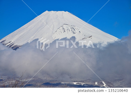 越前岳位於足座山脈：從富士見台眺望隆冬時節的富士山和寶永火山口。 135210640