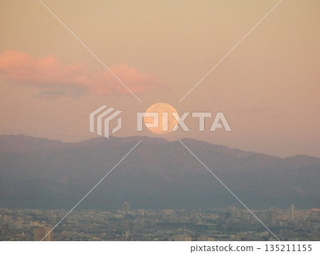 冬日清晨，一輪滿月緩緩沉入夜空。 135211155