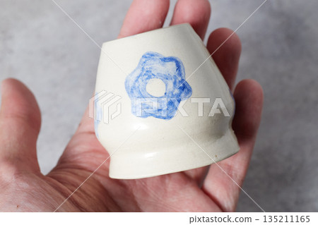 Chasen Holder ceramic on background 135211165