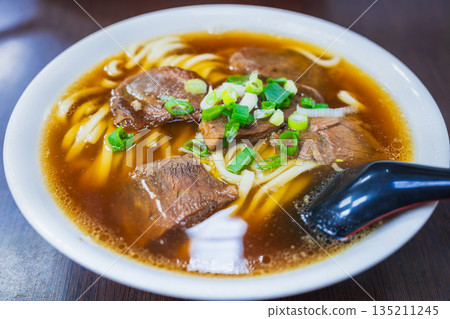 台灣美食牛肉麵 台灣美食牛肉麵 135211245