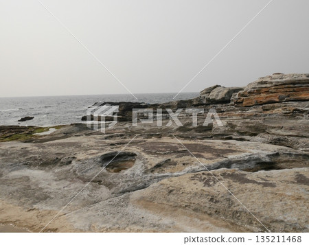 波浪在海岸上擊敗 波浪在海岸上擊敗 135211468