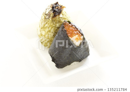 鮭魚籽飯糰和朧海帶飯糰 135211784