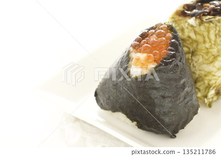 鮭魚籽飯糰和朧海帶飯糰 135211786