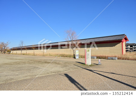 平城宮遺址國立公園（奈良縣奈良市）內修復後的築地城牆 135212414
