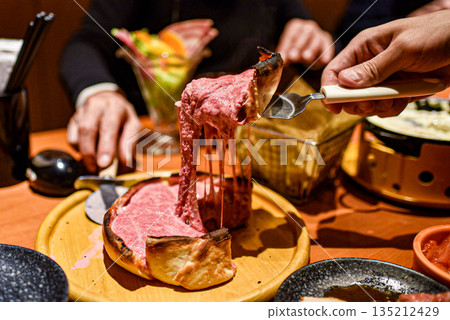 芝加哥披薩,配上拉絲起司 芝加哥披薩,配上拉絲起司 135212429