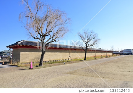 平城宮遺址國立公園（奈良縣奈良市）內修復後的築地城牆 135212443