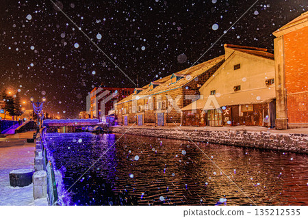 Winter night view of Otaru Canal, interwoven with snow and light 135212535
