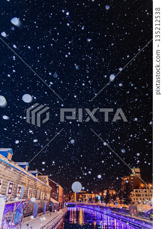 A fantastic winter scene of Otaru Canal with falling snow at night 135212538