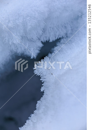 冰緣上綻放著霜晶 135212546