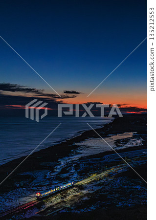 The Nemuro Line at dusk: A spectacular view from Shakubetsu Hill 135212553