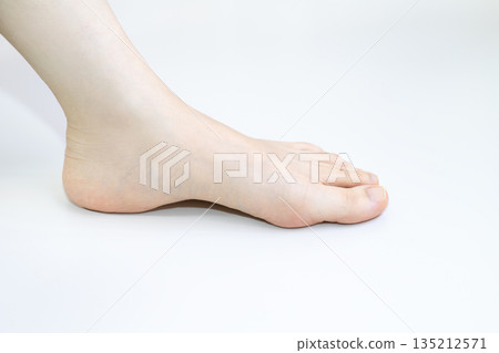 赤腳女人的腳 135212571