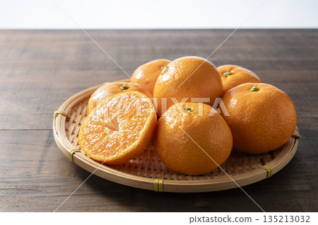 Mandarin orange Mandarin orange 135213032
