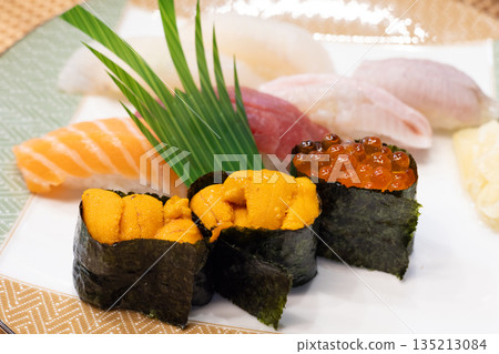 美味的北海道握壽司，包括海膽和鮭魚籽軍艦卷 135213084