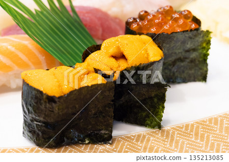 Delicious Hokkaido nigiri sushi including gunkanmaki rolls with sea urchin and salmon roe Delicious Hokkaido nigiri sushi including gunkanmaki rolls with sea urchin and salmon roe 135213085