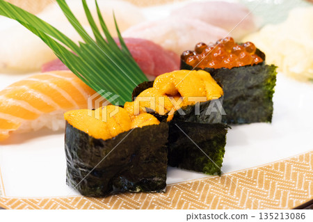 美味的北海道握壽司,包括海膽和鮭魚籽軍艦卷 美味的北海道握壽司,包括海膽和鮭魚籽軍艦卷 135213086