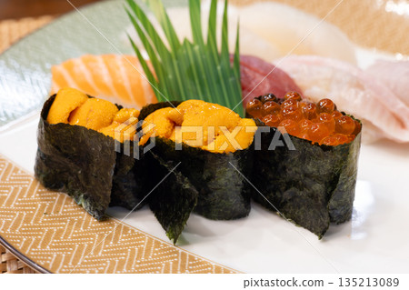 美味的北海道握壽司，包括海膽和鮭魚籽軍艦卷 135213089