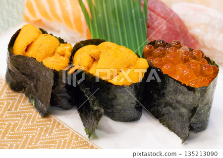 美味的北海道握壽司,包括海膽和鮭魚籽軍艦卷 美味的北海道握壽司,包括海膽和鮭魚籽軍艦卷 135213090