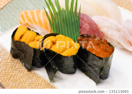 美味的北海道握壽司,包括海膽和鮭魚籽軍艦卷 美味的北海道握壽司,包括海膽和鮭魚籽軍艦卷 135213091
