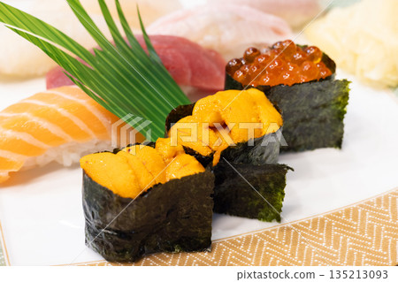 美味的北海道握壽司,包括海膽和鮭魚籽軍艦卷 美味的北海道握壽司,包括海膽和鮭魚籽軍艦卷 135213093