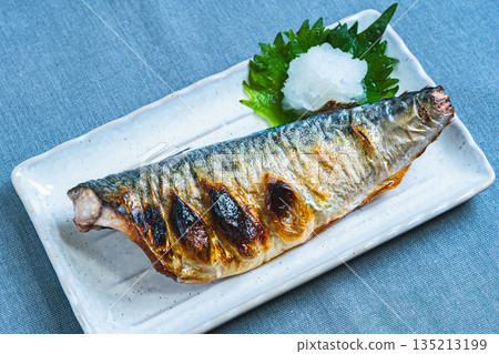 Grilled salted mackerel with grated daikon radish 135213199