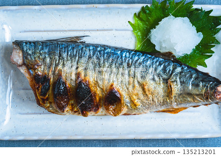 烤鹹鯖魚佐磨碎的白蘿蔔 烤鹹鯖魚佐磨碎的白蘿蔔 135213201