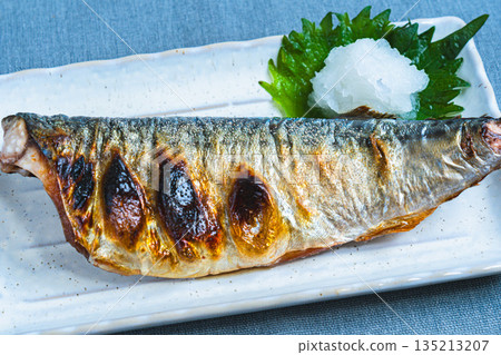 烤鹹鯖魚佐磨碎的白蘿蔔 135213207