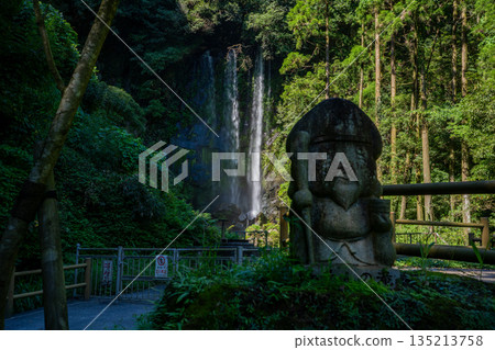 Scenery of Katsuramaki Falls (Jurojin Falls) 135213758