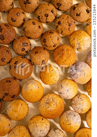 一排排新鮮出爐的小鬆餅 135213844