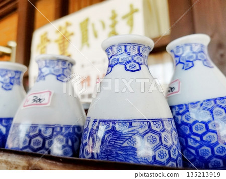 古董店販售的舊清酒瓶 135213919