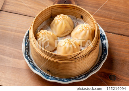 小籠包－鮮嫩多汁的經典中式點心 135214094