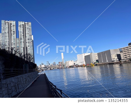 東京灣地區的運河、高聳的公寓大樓和藍天 東京灣地區的運河、高聳的公寓大樓和藍天 135214355