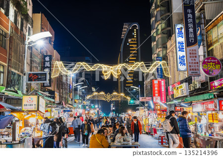 六合夜市，高雄最大的旅遊夜市，台灣 135214396