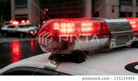 停在警察局門前的警車亮著紅燈，這是一起犯罪事件打擊行動。 135214459
