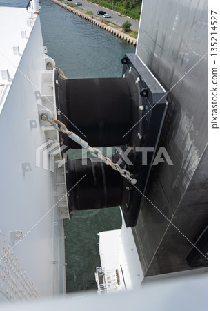 A huge rubber buffer material connecting the movable and fixed sections of the floating swing bridge "Yumemai Bridge" (civil engineering structure/details) A huge rubber buffer material connecting the movable and fixed sections of the floating swing bridge "Yumemai Bridge" (civil engineering structure/details) 135214527
