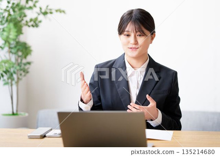 求職學生參加線上面試 135214680
