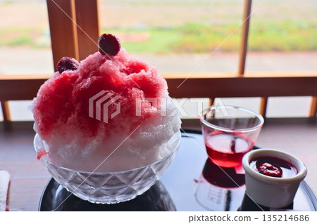 在這個下午，盡情享受莓果刨冰帶來的繽紛色彩和清涼口感吧！ 135214686