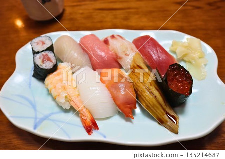 琳瑯滿目的彩色握壽司和卷壽司 135214687