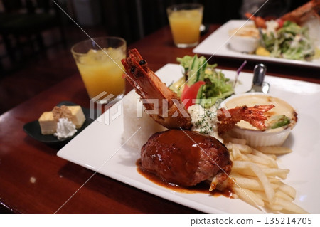 The classic Western dish! A luxurious plate of fried shrimp and hamburger steak 135214705