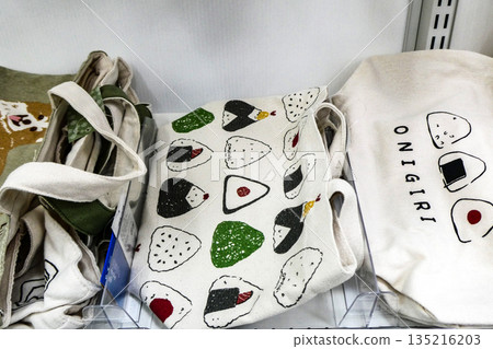 A tote bag for carrying lunch boxes that is popular among men 135216203