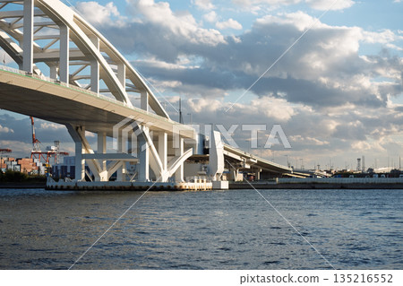The pontoons and lower girder structure of the Yumemai Bridge floating on the sea (a full view of the floating swing bridge on the Yumeshima side in Osaka) 135216552