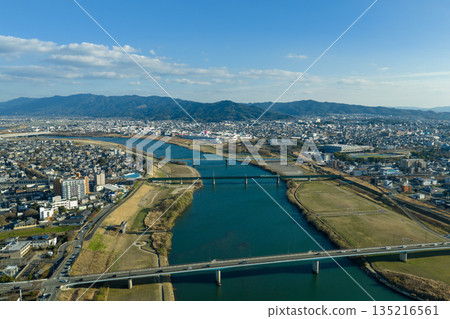 無人機拍攝的福岡縣久留米市築後川及城市景觀鳥瞰圖。 135216561