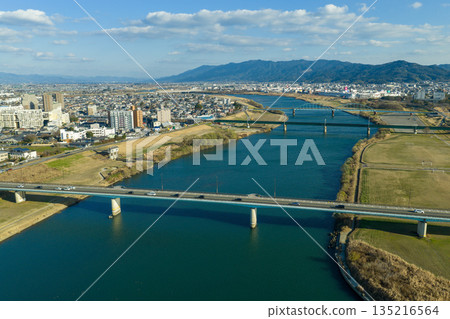 無人機拍攝的福岡縣久留米市築後川及城市景觀鳥瞰圖。 135216564