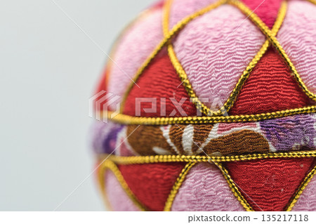 以手鞠球為背景，飾以懸掛飾品，充分利用了留白。 135217118