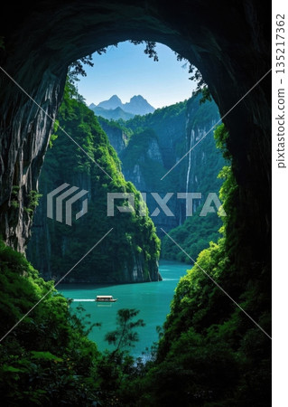 山洞洞口外的山水峡谷景观 135217362