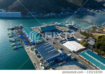 冬季岡山縣雛瀨市的鳥瞰圖,展現了被迷人漁港和山脈環繞的小鎮風光 冬季岡山縣雛瀨市的鳥瞰圖,展現了被迷人漁港和山脈環繞的小鎮風光 135218394
