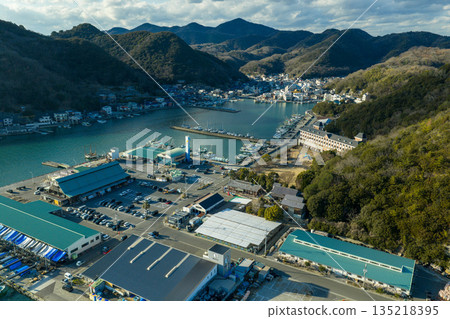 冬季岡山縣雛瀨市的鳥瞰圖,展現了被迷人漁港和山脈環繞的小鎮風光 冬季岡山縣雛瀨市的鳥瞰圖,展現了被迷人漁港和山脈環繞的小鎮風光 135218395