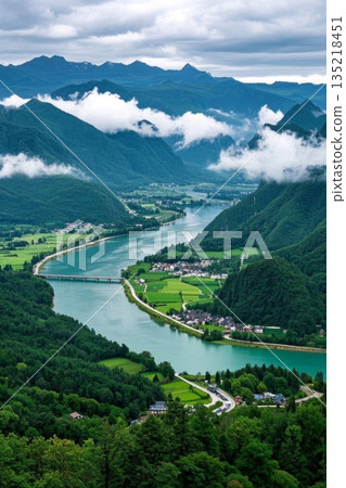 山谷河流与村庄全景 135218451