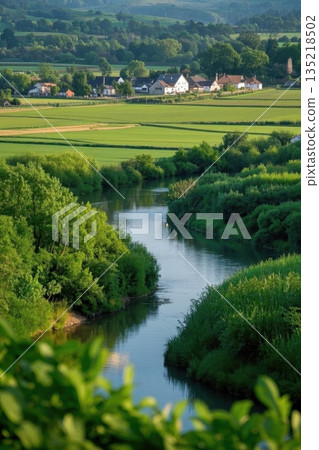 乡村河畔绿色田野风光 135218502