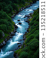 山间湍急河流与森林景观 135218511
